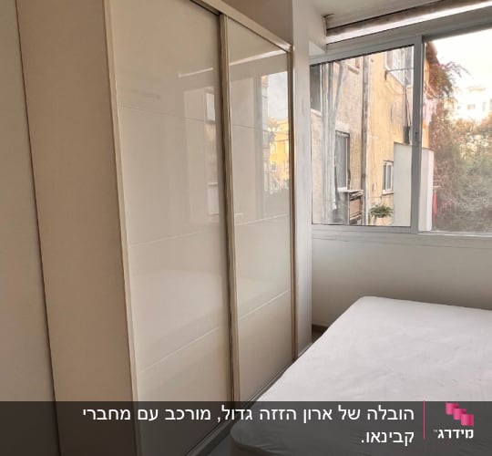 חדר עם ארון ומיטה, ללא אנשים או טקסטים.